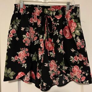 Bloomchic floral shorts with pockets and decorative tie.